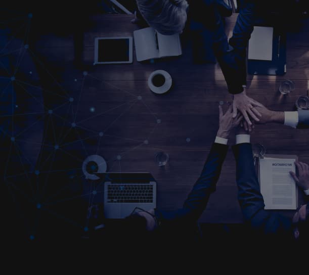 Executivos de mãos únidas